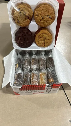 Miniatura 6 de David's Cookies - Cesta de galletas y brownies surtidos gourmet frescos, para compartir en el Superbowl con familia y amigos; paquete de fiesta