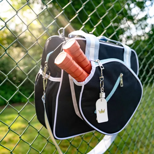 Miniatura 6 de Linda bolsa de pickleball Prepster para mujeres con gancho para cerca, bolso con bolsillos para botella de agua, palas, pelotas, accesorios