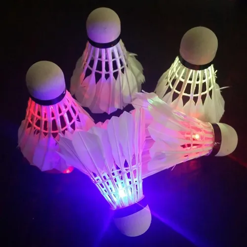 Miniatura 2 de Bringsine 4 unids LED Bádminton Shuttlecock Noche Oscuro Resplandor Birdies Iluminación para Actividades Deportivas