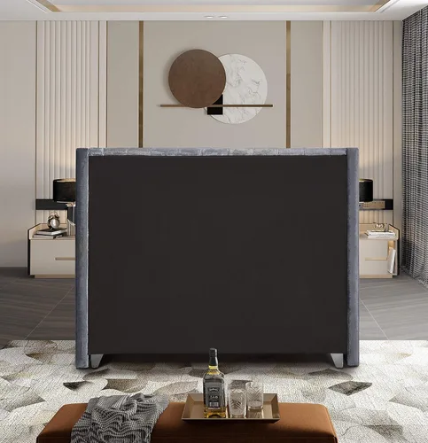 Miniatura 7 de Meridian Furniture – Cama con respaldo de terciopelo abotonado, Aiden-Q-Aiden, con recortes cromados con forma de cabezal de clavos y patas Gris