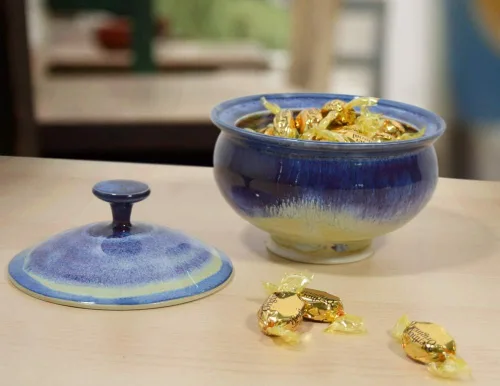 Miniatura 3 de American Made Wild Blackberry Pottery Collection: plato de caramelo con tapa