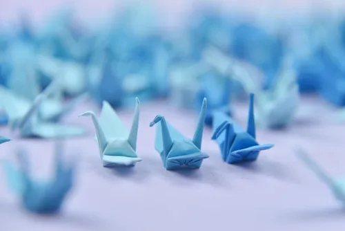 Miniatura 3 de 100 grúas de papel de origami tono azul tono 1.5 x 1.5 pulgadas, grúas de papel de origami plegadas hechas a mano para boda, regalo de Navidad