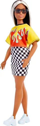 Miniatura 4 de Barbie Fashionistas Doll #179, Curvas con pelo largo resaltado, top corto de llama, falda a cuadros y accesorios que incluyen zapatillas y gafas