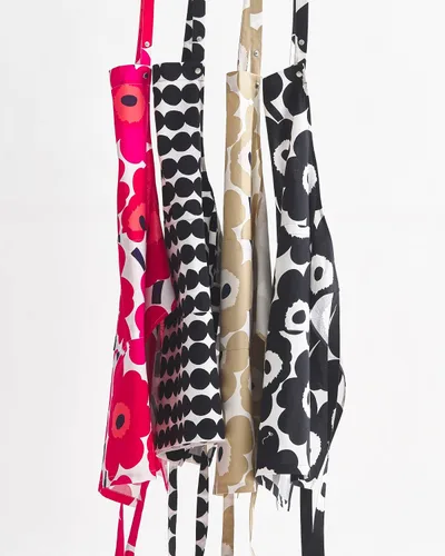 Miniatura 6 de MARIMEKKO Räsymatto Kitchen Accessories Set – Refine Your Kitchen Décor with Our Iconic Designs – Includes Stylish Apron, Oven Mitt and Pot Holder