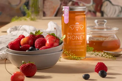 Miniatura 5 de Bee Harmony Miel de trébol cruda, 12 onzas (paquete de 2 tarros), fabricada en los Estados Unidos