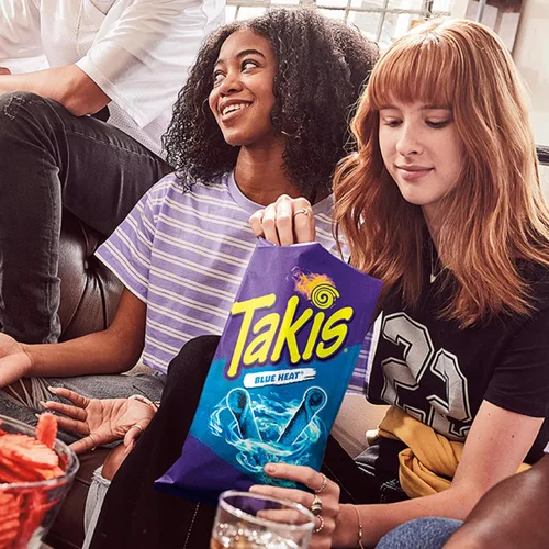 Miniatura 5 de Takis Blue Heat Rolled Tortilla Chips, sabor a chile picante, caja multipaquete con 14 bolsas de 9.9 onzas