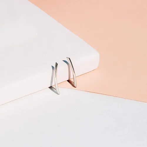 Miniatura 4 de Boma Jewelry - Pendientes de tuerca de plata de ley con barra curvada y diseño minimalista