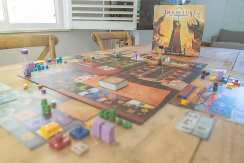 Miniatura 9 de Stonemaier Games: Péndulo por Travis P Jones Un juego de mesa de estrategia de colocación de trabajadores, optimización del tiempo El tiempo es