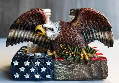 Miniatura 5 de Ebros Gift Águila calva patriótica americana con rama de olivo posada en base de la bandera de Estados Unidos soporte decorativo de sal y pimentero
