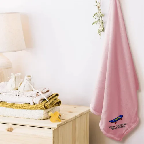 Miniatura 3 de Ropa de cama de bebé bordada personalizada para niños y niñas, monopatín de juguete de poliéster suave de felpa que recibe Swaddle azul Nombre