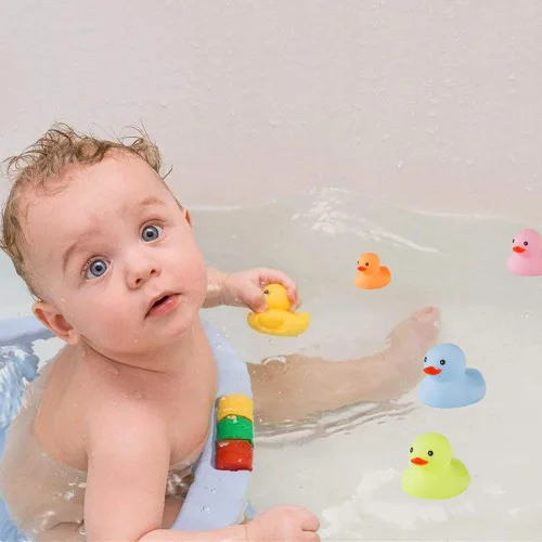 Miniatura 5 de 50 piezas de mini patos de goma multicolor para el baño del bebé, niños chillan y flotan pequeños patos de colores a granel para la ducha
