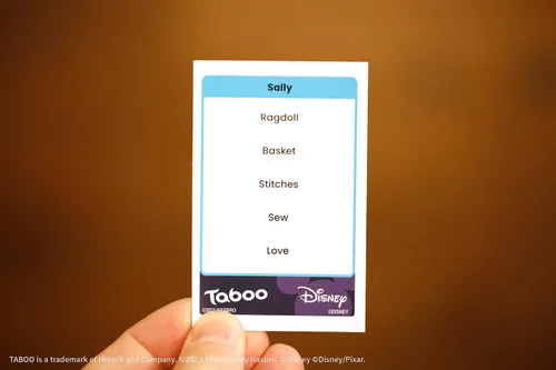 Miniatura 5 de Taboo: Edición Disney Juego de mesa de fiesta Juego temático de adivinar palabras en familia Mercancía oficialmente licenciada Juego para 2