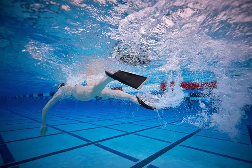 Miniatura 3 de TYR Crossblade Fins 2.0 - Aletas de natación de goma natural duraderas de hoja corta para entrenamiento de fuerza, velocidad y resistencia de piernas