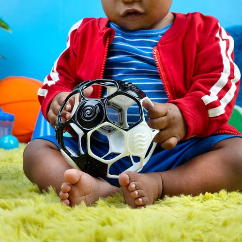 Miniatura 2 de Bright Starts Oball Grippin' Goals Rattle Balón de Fútbol - Negro y Blanco, Juguete de Fácil Agarre para Recién Nacidos en Adelante Fútbol