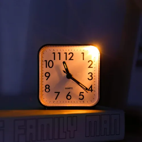 Miniatura 3 de JXTZ Reloj despertador analógico, reloj de noche alimentado por batería, reloj de viaje silencioso sin tictac con luz nocturna, repetición, fácil