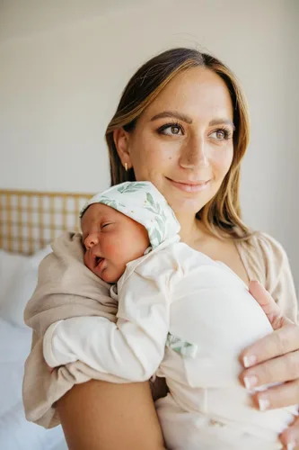 Miniatura 15 de Copper Pearl Gorros de bebé: ultra suave, cómodo de llevar, sombrero de sol para protección contra los rayos UV, diseño moderno a juego, 6-12 meses