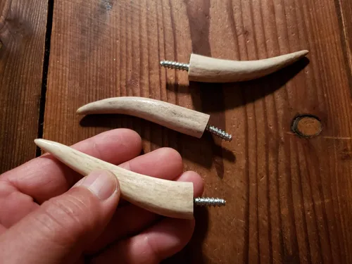 Miniatura 2 de Ganchos de pared con punta de asta real, atornillados en madera o paneles de yeso, paquete de 3
