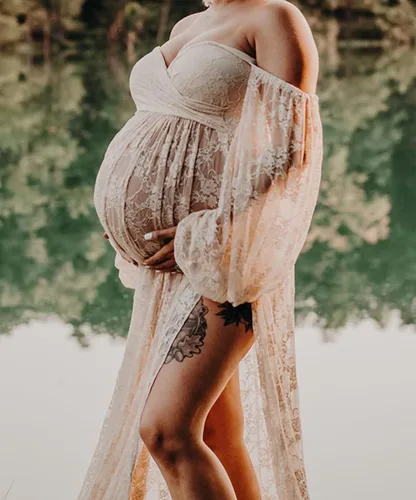 Miniatura 7 de Saslax Vestido de maternidad de encaje elástico suave con hombros descubiertos y doble abertura en línea A para sesión de fotos