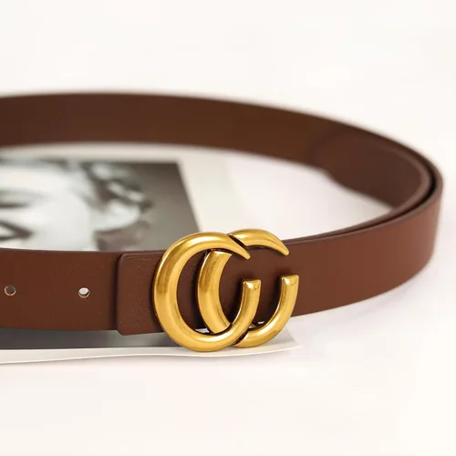 Miniatura 231 de Cinturón de cuero clásico con hebilla de metal para mujer con vestido de jeans