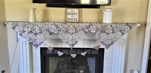 Camino de chimenea con rosas de corte gris plateado en material hecho a mano, tamaño 84 x 27 pulgadas