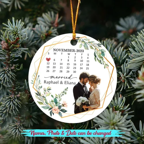 Miniatura 2 de Foto personalizada, adorno de matrimonio de nuestra primera Navidad 2023, regalo para novio, novia, señor y señora, foto y calendario, adorno