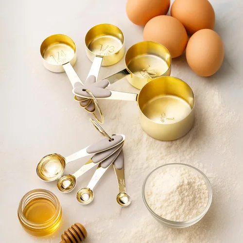 Miniatura 8 de Juego de tazas y cucharas medidoras doradas de latón de 8 piezas con asas de silicona beige para un agarre cómodo – accesorios de cocina dorados