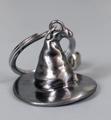 Miniatura 8 de Ebros Gift Juego de 2 adornos novedosos Wicca Ocultista Negro Magia Hechicero Sombrero Decorativo Mini Aleación Metal Llavero Llavero Llavero Con