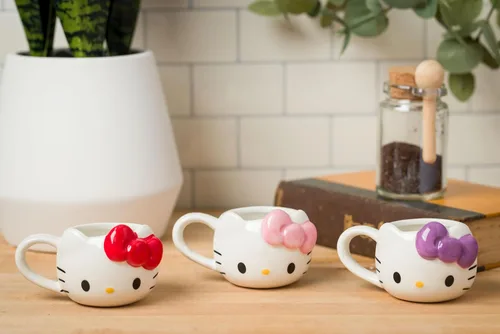 Miniatura 3 de Silver Buffalo Sanrio Hello Kitty Conjunto de 3 tazas de cerámica esculpidas en 3D con arcos de diferentes colores, con asas, perfectas como set