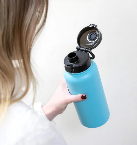 Miniatura 6 de MIRA - Botella de agua de acero inoxidable con tapa y popote sin BPA; cuenta con aislamiento al vacío que mantiene el frío durante 24 horas