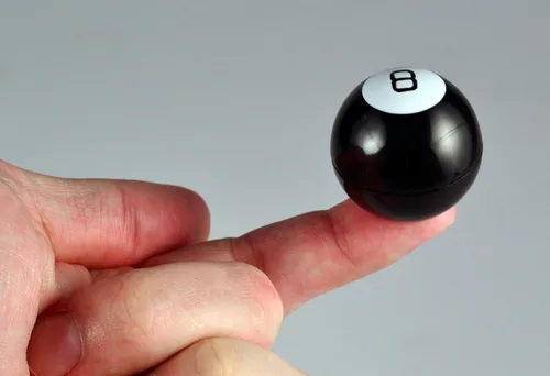 Miniatura 3 de Worlds Smallest Magic 8 Ball - Versión Miniatura del Juguetito Clásico de Adivinación. Totalmente Jugable y Preciso al Original - Incluye 10