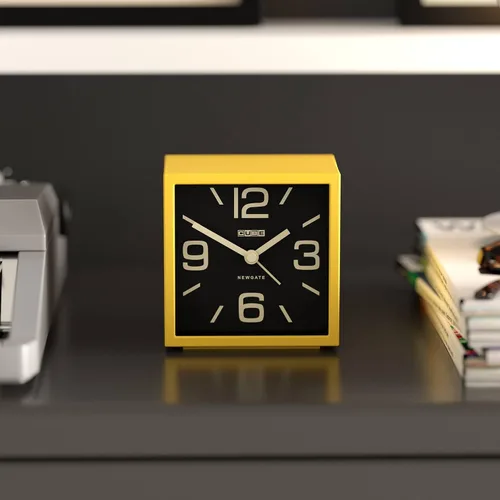 Miniatura 2 de NEWGATE® Reloj despertador en forma de cubo Alarma retro en forma de cubo Amarillo cítrico Ideal para mesita de noche, escritorio, estante