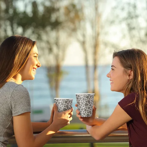 Miniatura 7 de Patelai Paquete de 100 tazas de café desechables de papel de 9 onzas, tazas geométricas para bebidas frías o calientes para agua, jugo, café o té