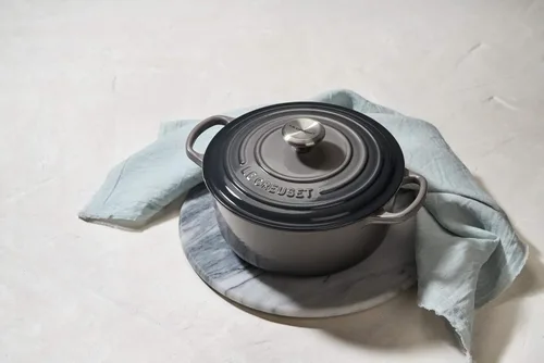 Miniatura 6 de Le Creuset Horno holandés redondo de hierro fundido esmaltado, 9 cuartos de galón, ostión Ostra