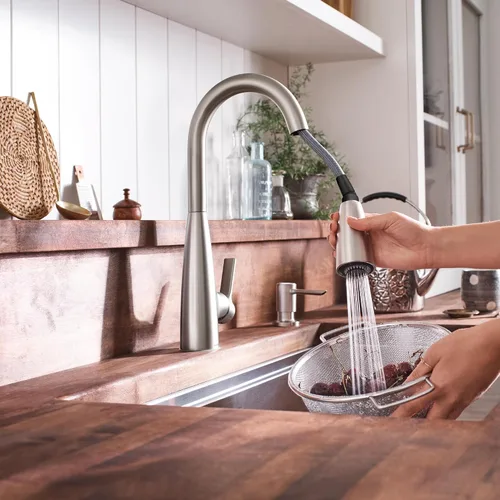 Miniatura 10 de Grifo de cocina Moen Haelyn con acabado resistente a manchas de acero inoxidable, mango único, rociador desplegable con Power Boost para limpieza