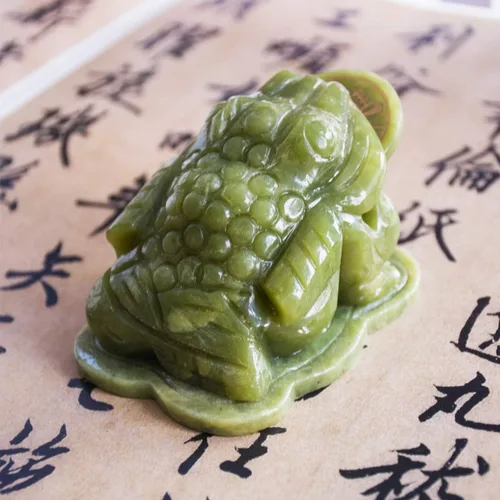 Miniatura 4 de Feng Shui Jade Dinero Rana de dinero de tres patas o estatua de sapo de dinero, decoración de tablero de instrumentos del automóvil que atraen Verde