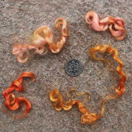 Miniatura 2 de Cerraduras de mohair reales. Fibra de lana teñida a mano para enraizar, fieltro, mezcla, hilado, tapices y adornos. Naranja, 1 onza (0.99 oz)