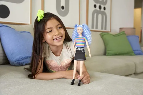 Miniatura 2 de Barbie Fashionistas - Muñeca #146 con 2 trenzas trenzadas y prótesis de pierna con vestido estampado de estrellas, zapatos blancos y pulsera
