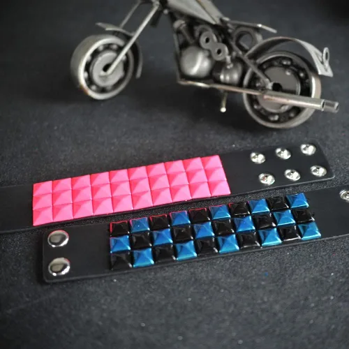 Miniatura 3 de Pulsera punk ancha de cuero – Pulsera pirámide de 3 filas – Pulsera de motociclista con tachuelas