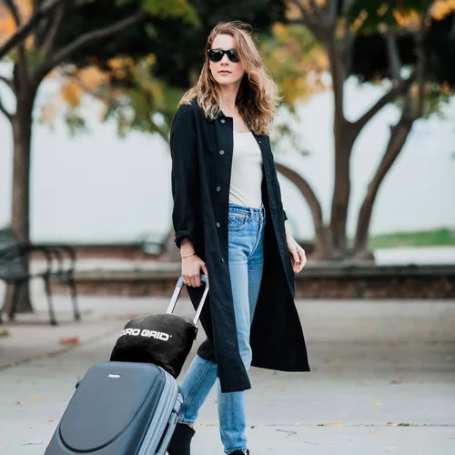 Miniatura 7 de Zero Grid Manta de viaje ligera – Manta de avión compacta de primera calidad con broches para el cuello, bolsillos acogedores para los pies, bolsa