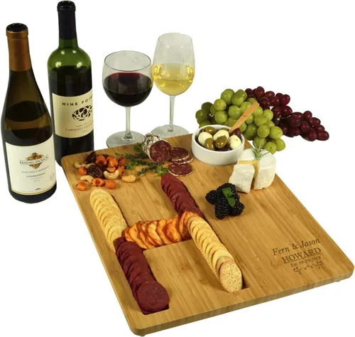 Picnic at Ascot Tablero de queso/embutidos de bambú personalizado personalizado con un surco fresado en forma de letra para galletas – Incluye salsa