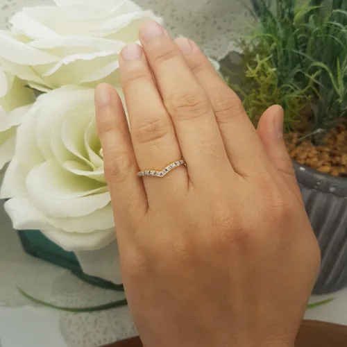 Miniatura 7 de Dazzlingrock Collection Anillo de Chevron de boda de diamantes blancos y piedras preciosas redondas para mujeres en oro