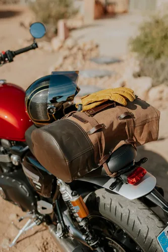 Miniatura 17 de Bolsa de lona para motocicleta de cuero genuino de grano completo resistente de inspiración militar Alforja Bolsa de fin de semana Con correas