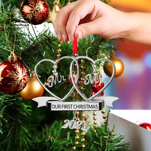 Miniatura 5 de JUPPE Adorno de Metal Personalizado Nuestra Primera Navidad como Sr. y Sra. Grabado Adorno Personalizado de Recién Casados para Árbol de Navidad