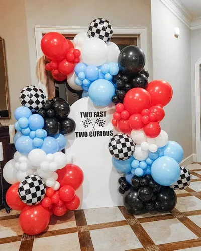 Miniatura 5 de Kit de guirnalda de arco de globos de auto de carreras, 151 piezas de látex rojo azul y globos de neumáticos de rueda a cuadros para autos
