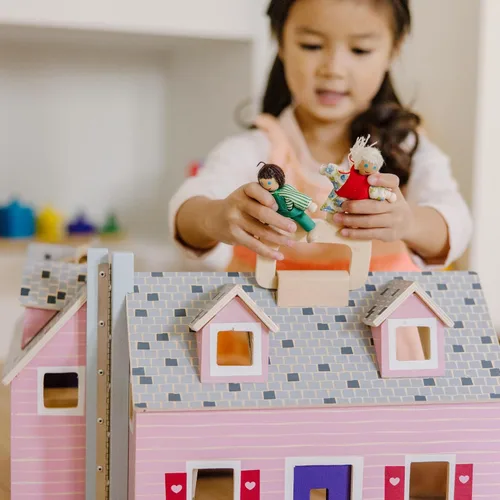 Miniatura 5 de Casa de muñecas de madera Fold and Go de Melissa & Doug con 2 muñecas y muebles de madera