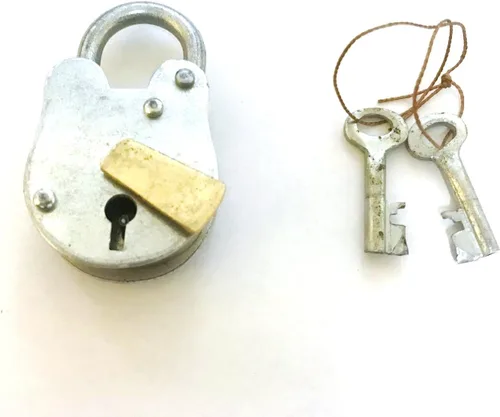 Miniatura 8 de Deco 79 Cerradura y llave de metal, 2" x 3" x 1", latón