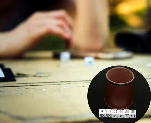 Miniatura 7 de Taza de dados de cuero sintético con dados de póquer, con forro de fieltro, agitador silencioso para jugar dados Yahtzee/Farkle/Liars, Marrón
