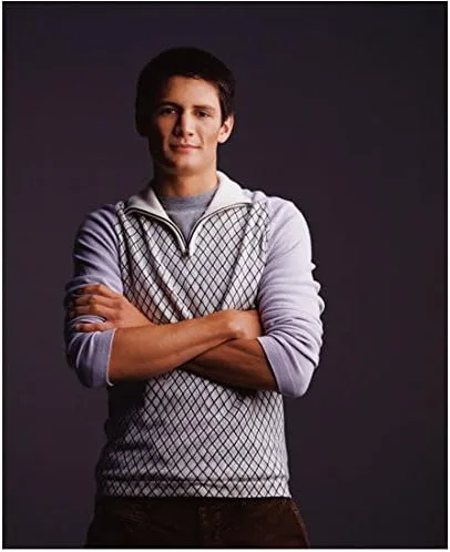 One Tree Hill James Lafferty como Nathan con los brazos doblados 8 x 10 pulgadas Foto