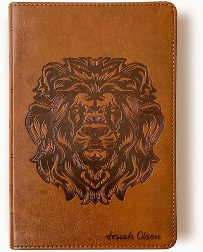 Biblia ESV personalizada, marrón con un león en la portada, opción para personalizar con el nombre con letra a mano en la portada