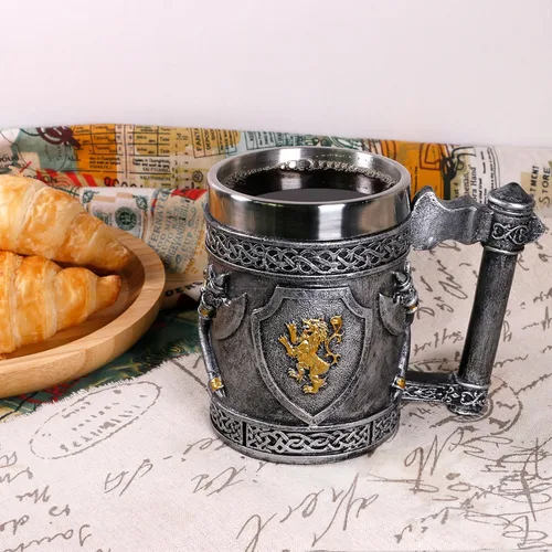 Miniatura 6 de Taza medieval con hachas vikingas, regalos para hombres, escudos de león de oro inglés, jarras de cerveza, jarra de café inoxidable, arte